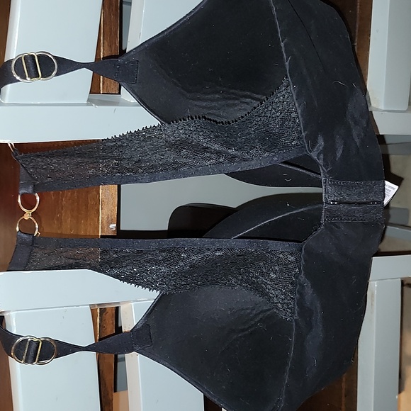 Victoria's secret 38DDD - Picture 2 of 4